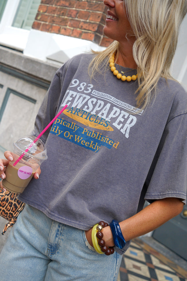 T-SHIRT NEWSPAPER GRIJS