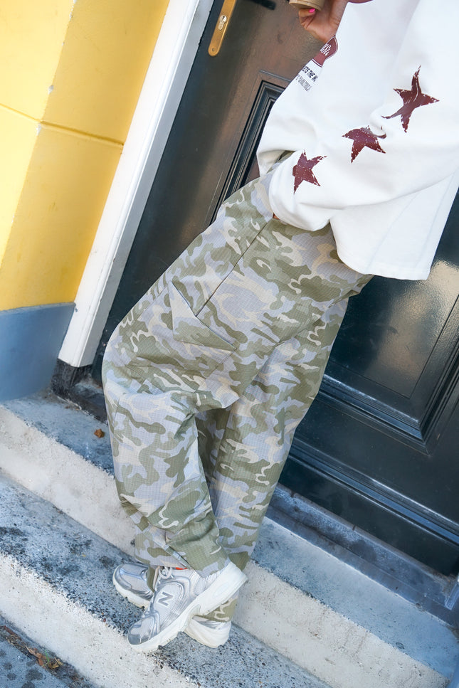 ARMY PRINT PARACHUTE BROEK GRIJS GROEN