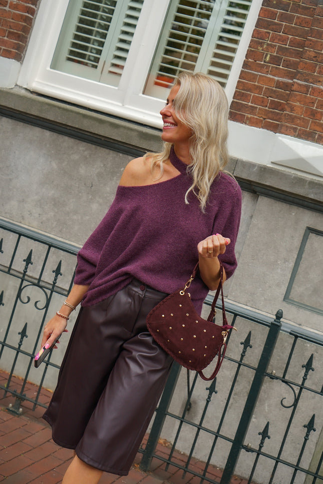 Aubergine gebreide knit met one-shoulder detail