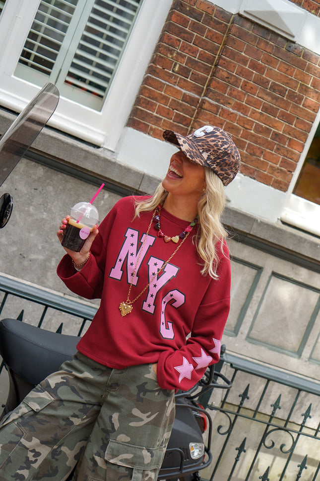 Bordeaux oversized longsleeve met NYC-tekst en roze sterren – foto 3