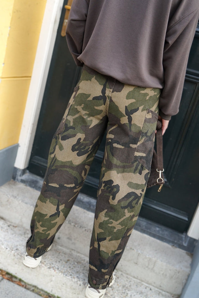 BARREL JEANS MYLOU ARMY - Hip is het