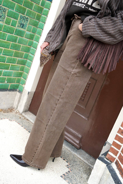 JEANS AMIRA BRUIN - Hip is het