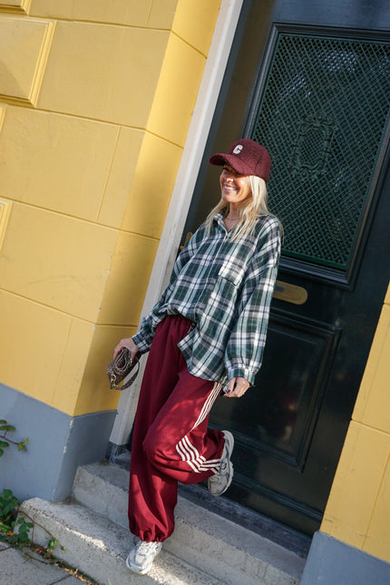 JOGGER ELKE BORDEAUX - Hip is het