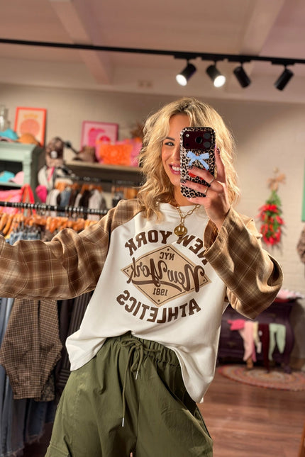 LONGSLEEVE NEW YORK ATHLETICS BEIGE - Hip is het
