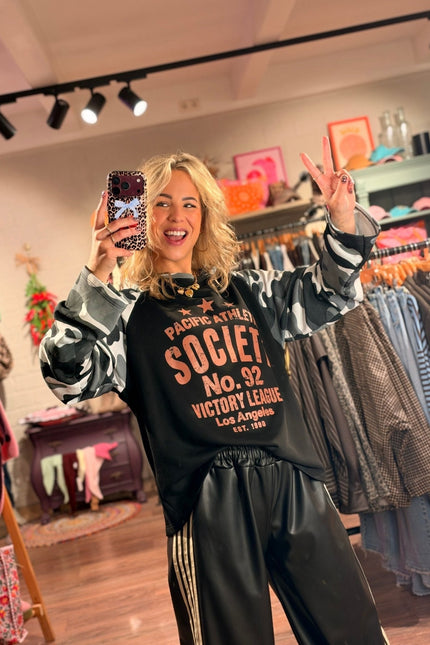 LONGSLEEVE PACIFIC ATHLETIC ARMY ZWART - Hip is het
