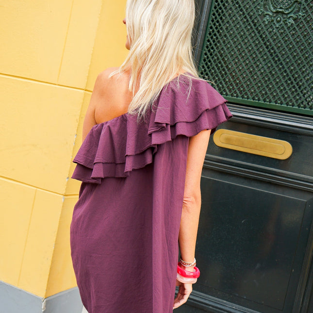 ONE-SHOULDER JURK AUBERGINE - Hip is het