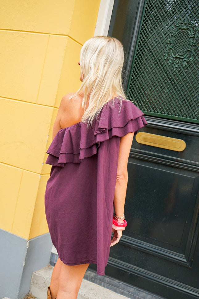 ONE-SHOULDER JURK AUBERGINE - Hip is het