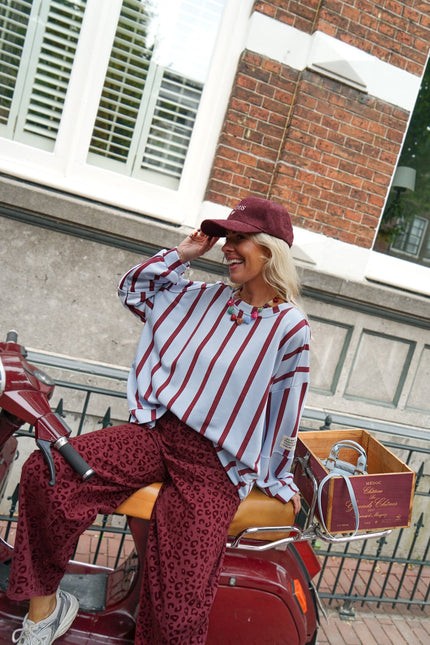 STREEP SWEATER LIFE ISN'T PERFECT BLAUW BORDEAUX - Hip is het