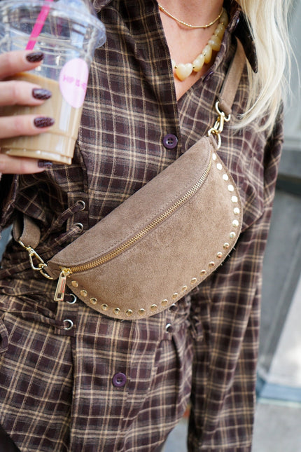 SUEDE CROSSBODY TAS TESSA TAUPE - Hip is het