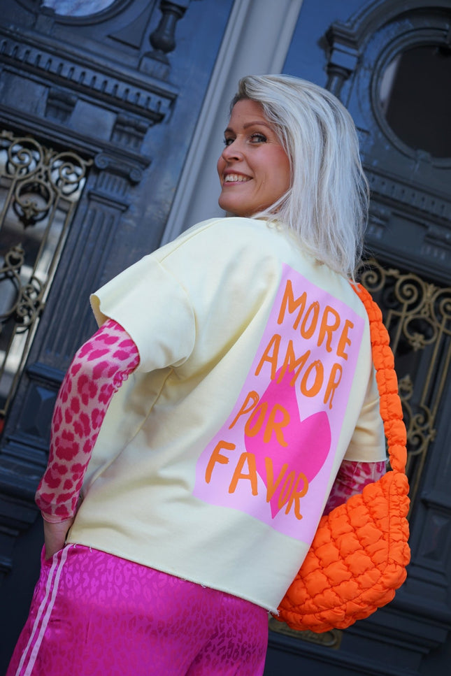 T - SHIRT MORE AMOR POR FAVOR GEEL - Hipishet