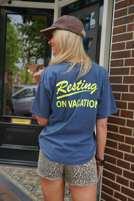 T - SHIRT RESTING ON VACATION BLAUW - Hipishet